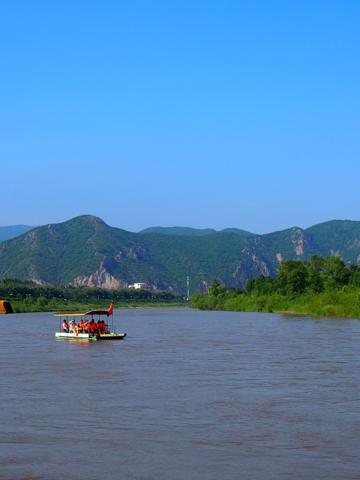 図們市
ここは小さな川一つで中国と北朝鮮をまたぐ国境の街。
両国の物資等の...