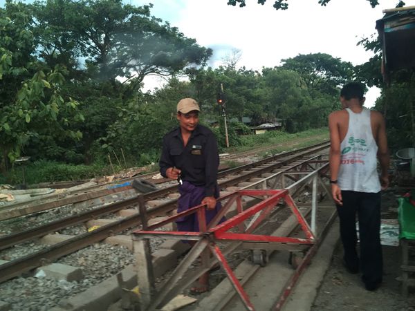 ミャンマー「一人旅にお勧め、ヤンゴン」の写真：人力の踏切、すぐ水没する道路、、、
イン...