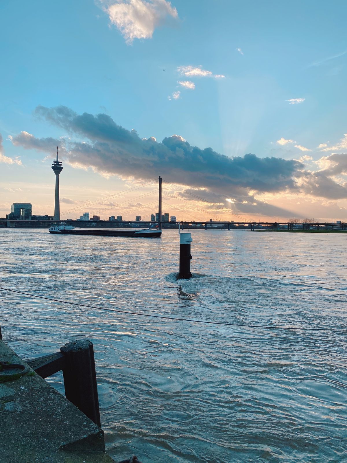 次の日にアムステルダムで友達と合流だったから、デュッセルドルフで一泊したん...