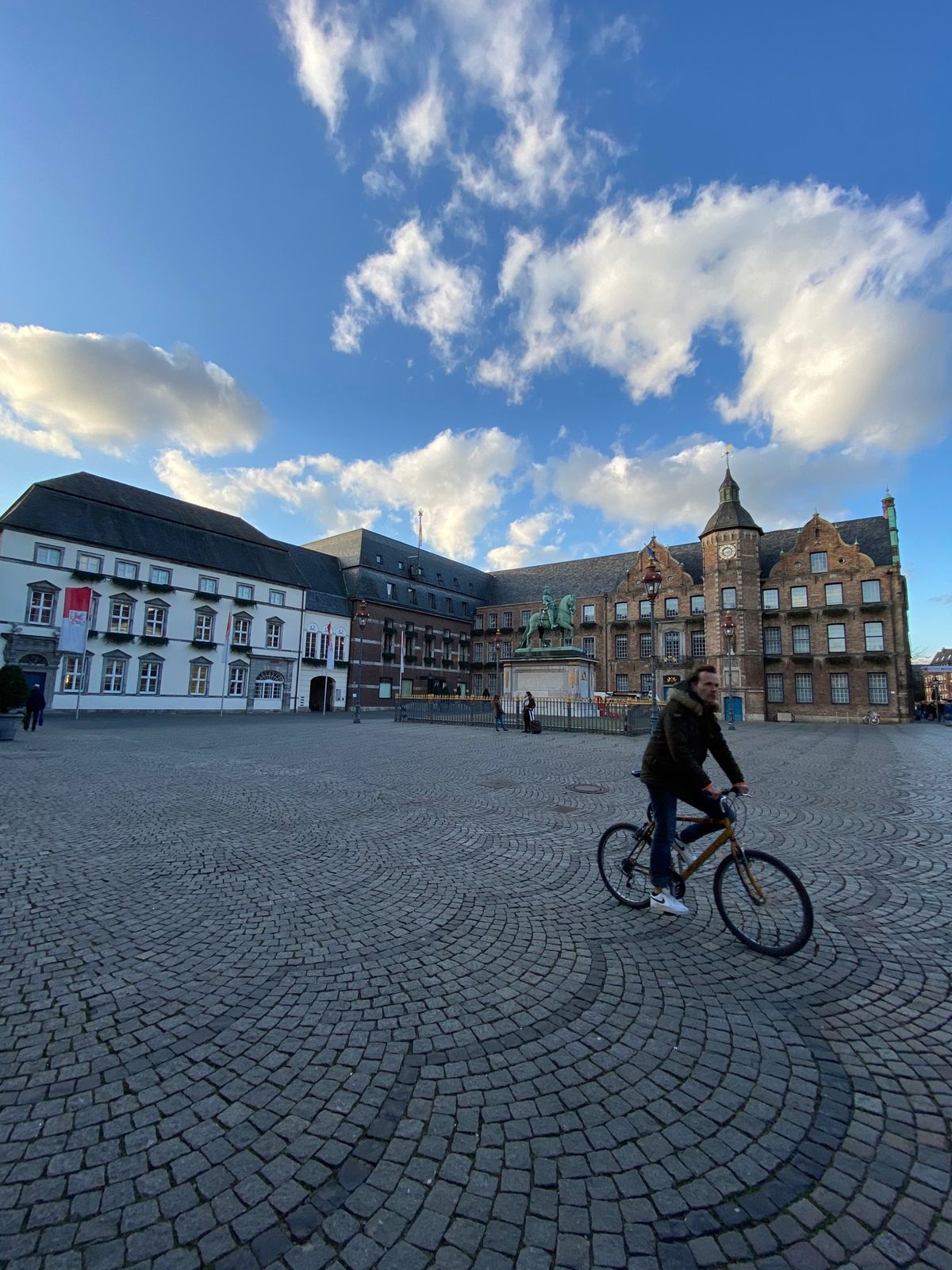 次の日にアムステルダムで友達と合流だったから、デュッセルドルフで一泊したん...