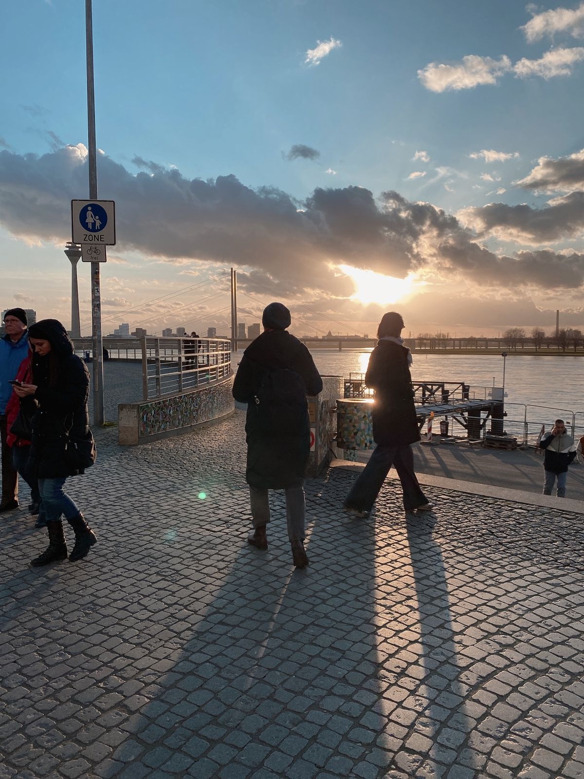 次の日にアムステルダムで友達と合流だったから、デュッセルドルフで一泊したん...