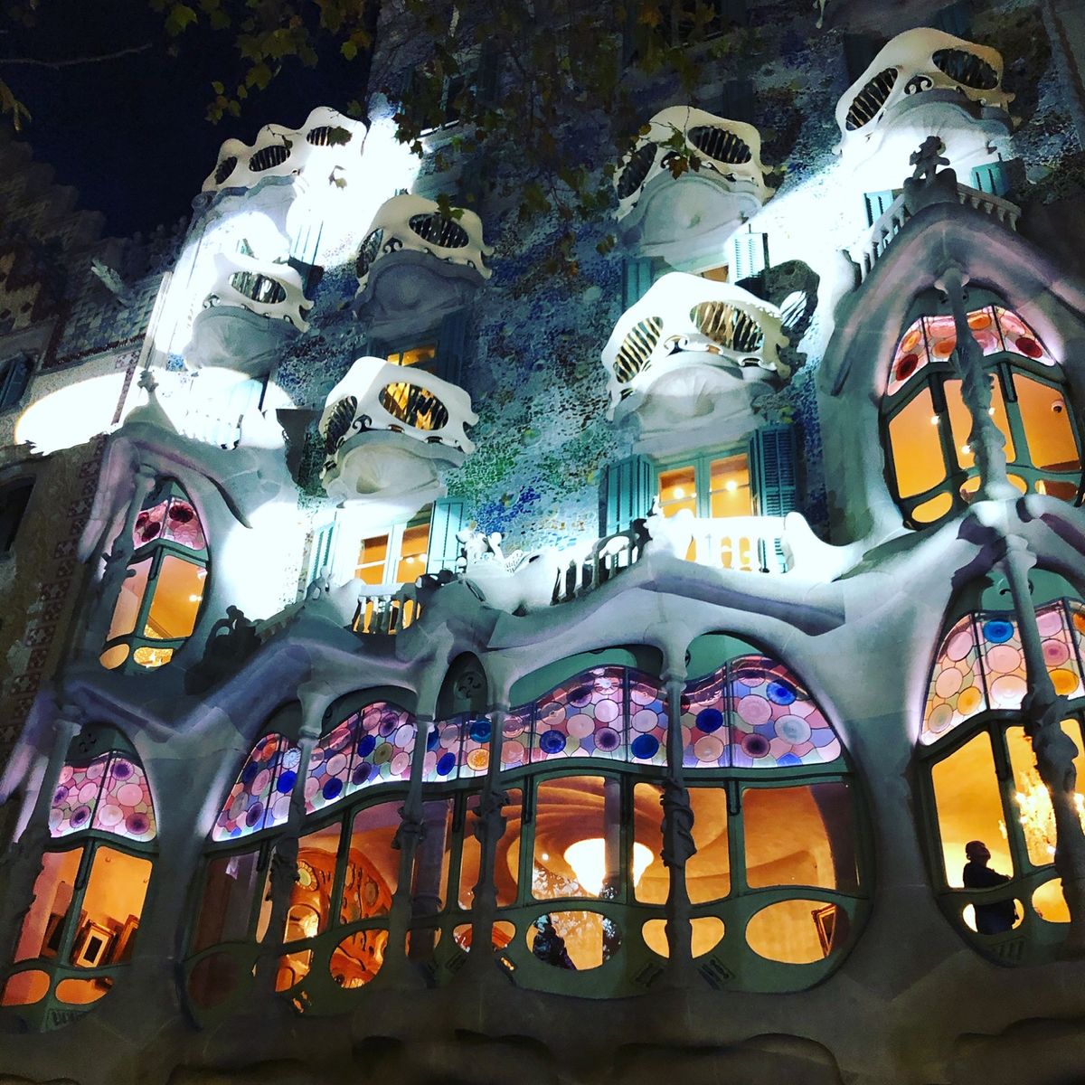 2019年スペイン芸術の旅。1日目。
カサバトリョ。昼に見るか夜に見るか悩...