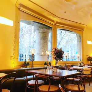 2019年スペイン芸術の旅。
カサミラを見た後は、初めてカサミラのカフェに...