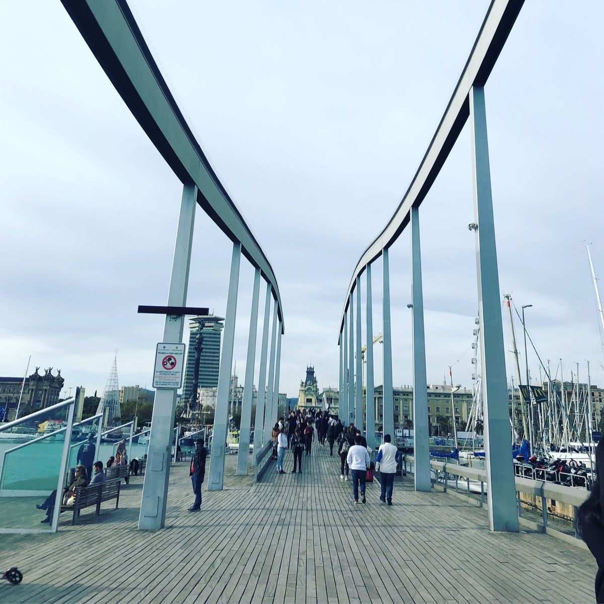 2019年スペイン芸術の旅　4日目
ロープウェイでバルセロネータへ。地中海...