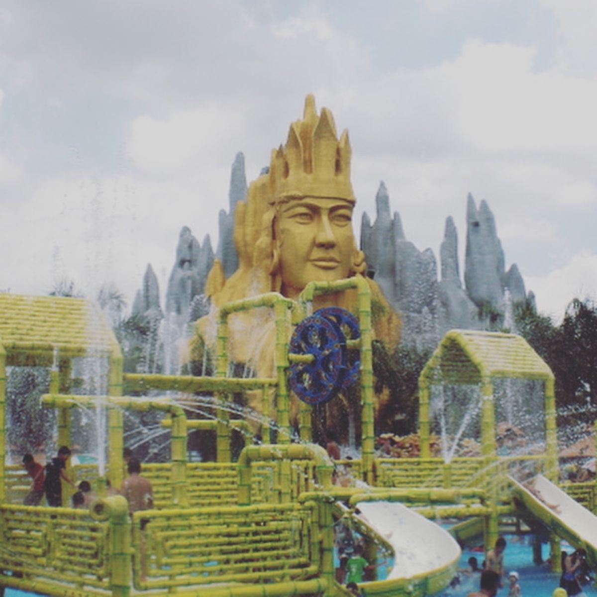 2012年ベトナム🇻🇳ホーチミン。
スイティエンパーク。ベトナムの神...