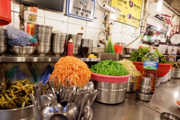 大韓民国 (韓国)・ソウル「ソウルひとり旅」の写真：カルグクス横丁
ローカル感がたまりません...