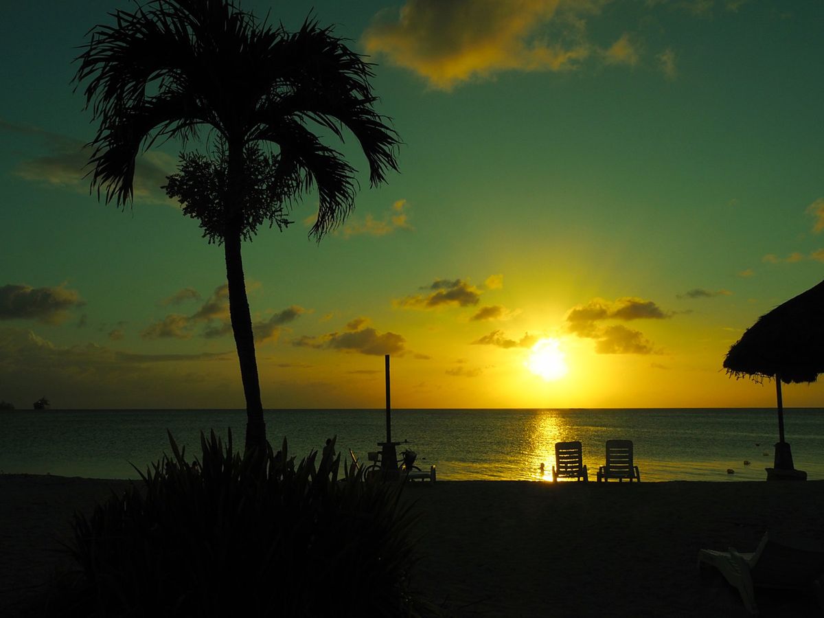 ビーチでのサンセットも魅惑的なサイパン。
ダイビング中に立ち寄ったマニャガ...