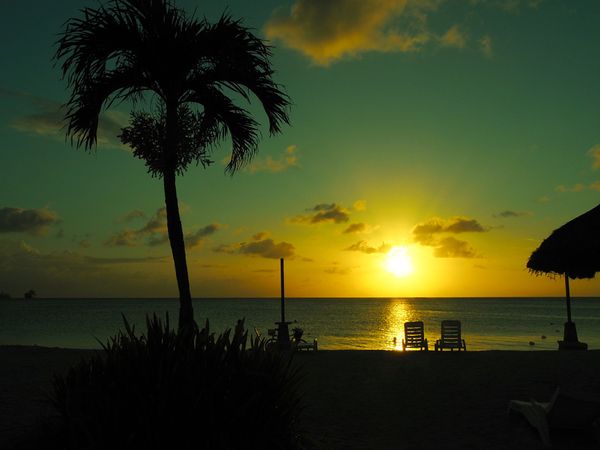 北マリアナ諸島・サイパン「サイパン  ビジネスクラスで沈船ダイビング旅行」の写真：ビーチでのサンセットも魅惑的なサイパン。...