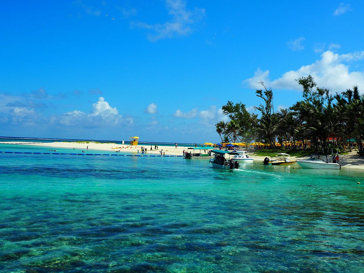 ビーチでのサンセットも魅惑的なサイパン。
ダイビング中に立ち寄ったマニャガ...