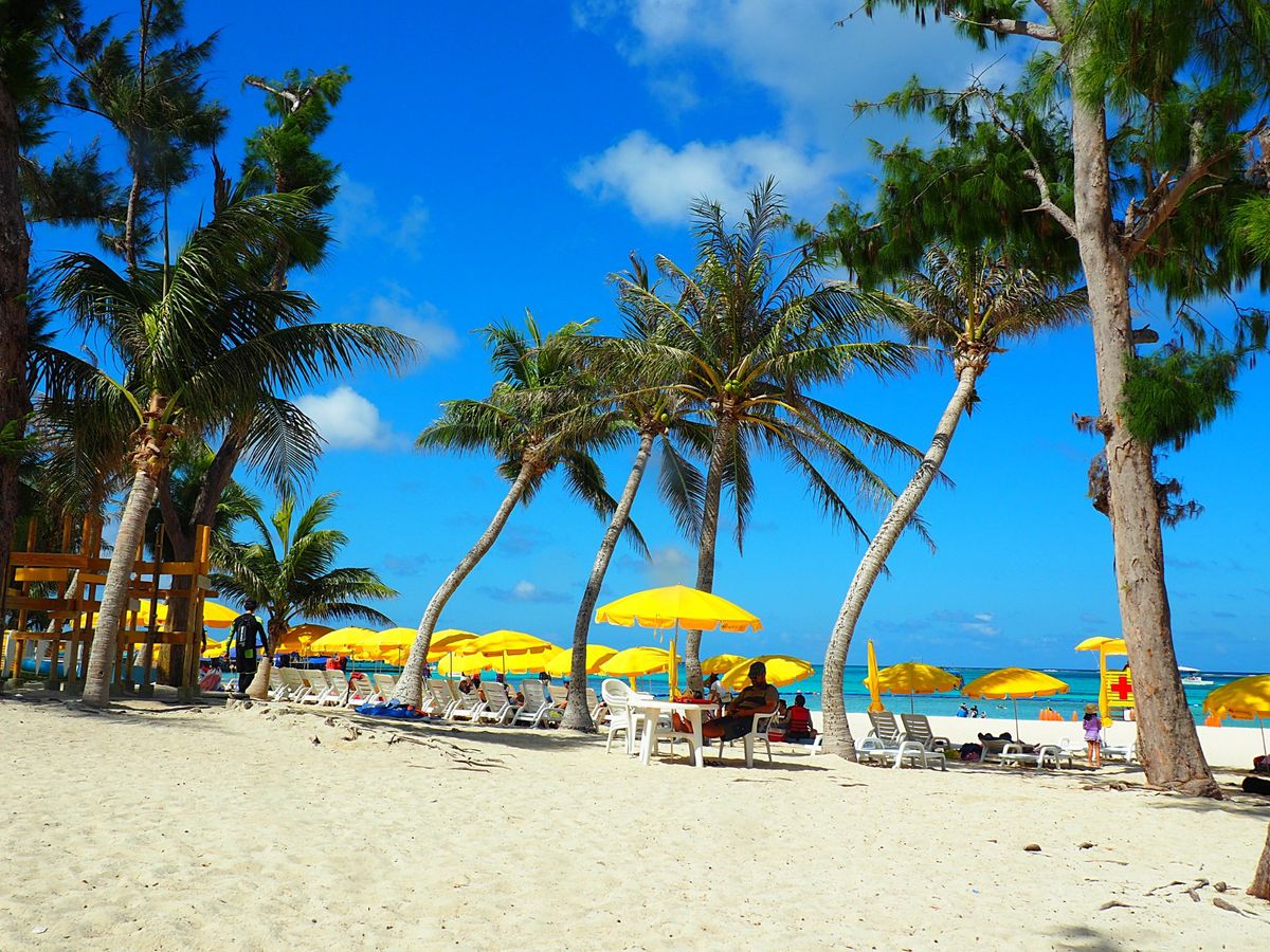 ビーチでのサンセットも魅惑的なサイパン。
ダイビング中に立ち寄ったマニャガ...