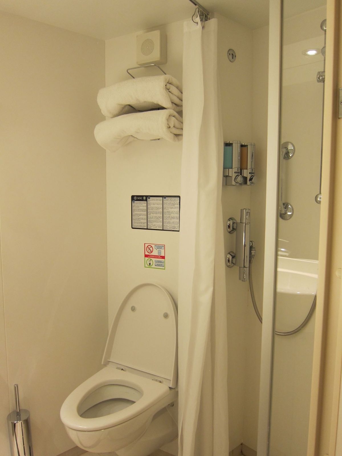 客室はこんな感じで窓無しの1番安い部屋