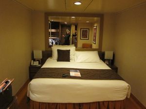 客室はこんな感じで窓無しの1番安い部屋