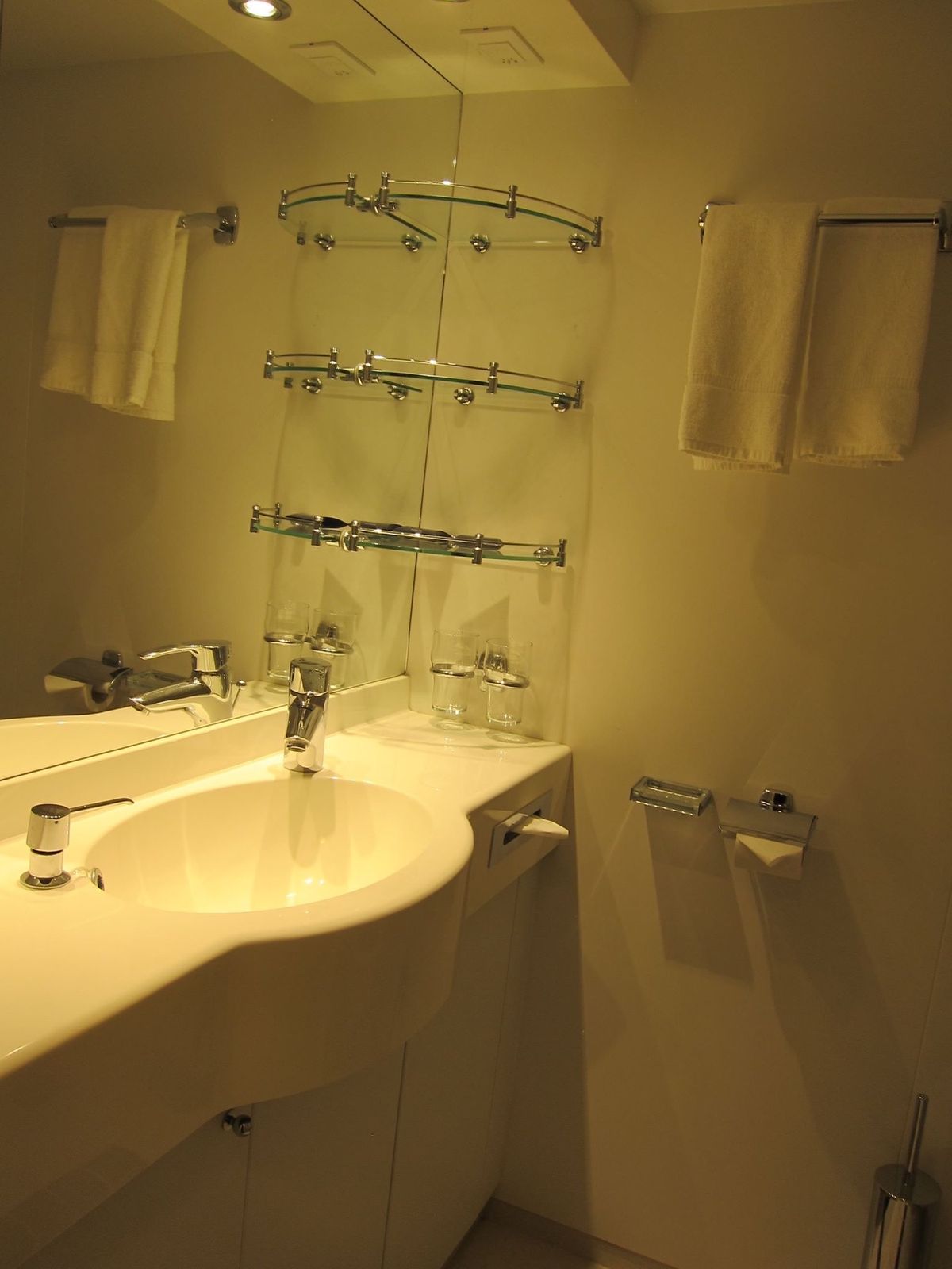 客室はこんな感じで窓無しの1番安い部屋