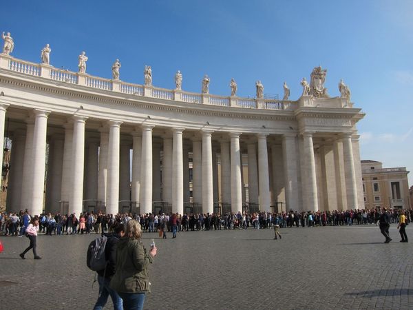 イタリア・ローマ「地中海クルーズの旅　ローマ」の写真：バチカン
行列過ぎて中に入れず