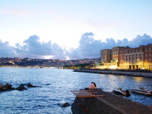 ナポリの夜景めっちゃキレイ。このエリアは観光客も多くて夜でも治安はいい。