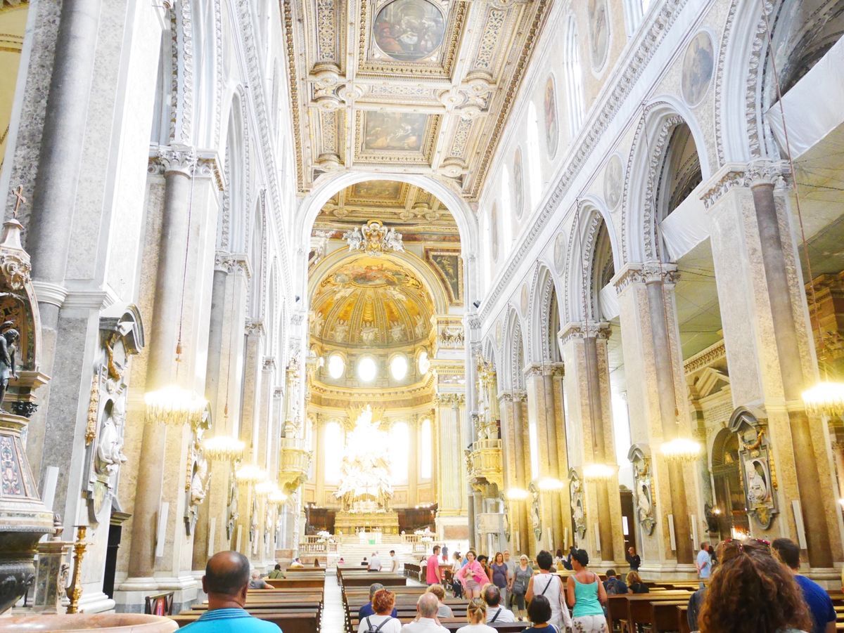 1、2枚目ナポリ大聖堂の写真。パイプオルガン弾いてる人がいて凄かったなー。...