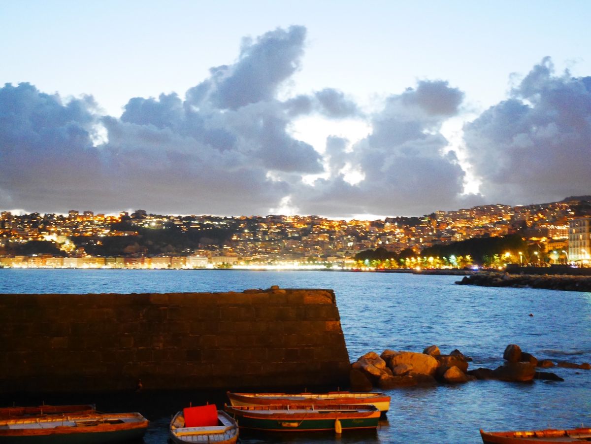 ナポリの夜景めっちゃキレイ。このエリアは観光客も多くて夜でも治安はいい。