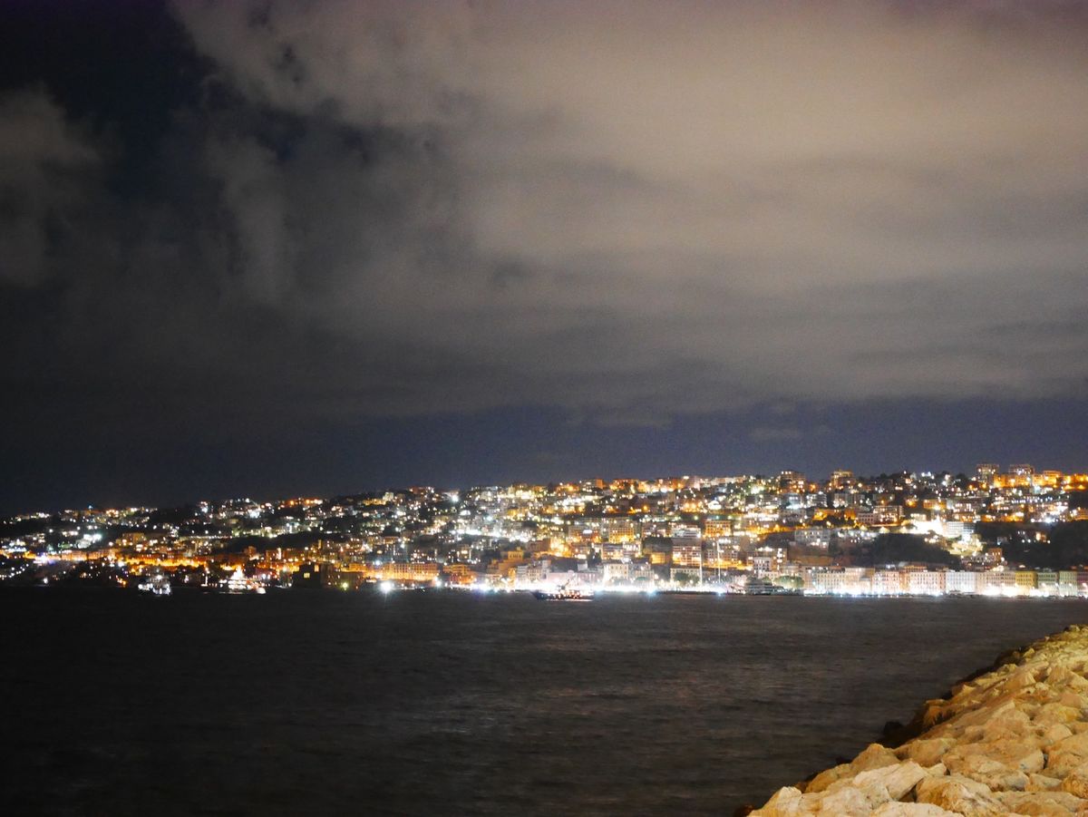 ナポリの夜景めっちゃキレイ。このエリアは観光客も多くて夜でも治安はいい。