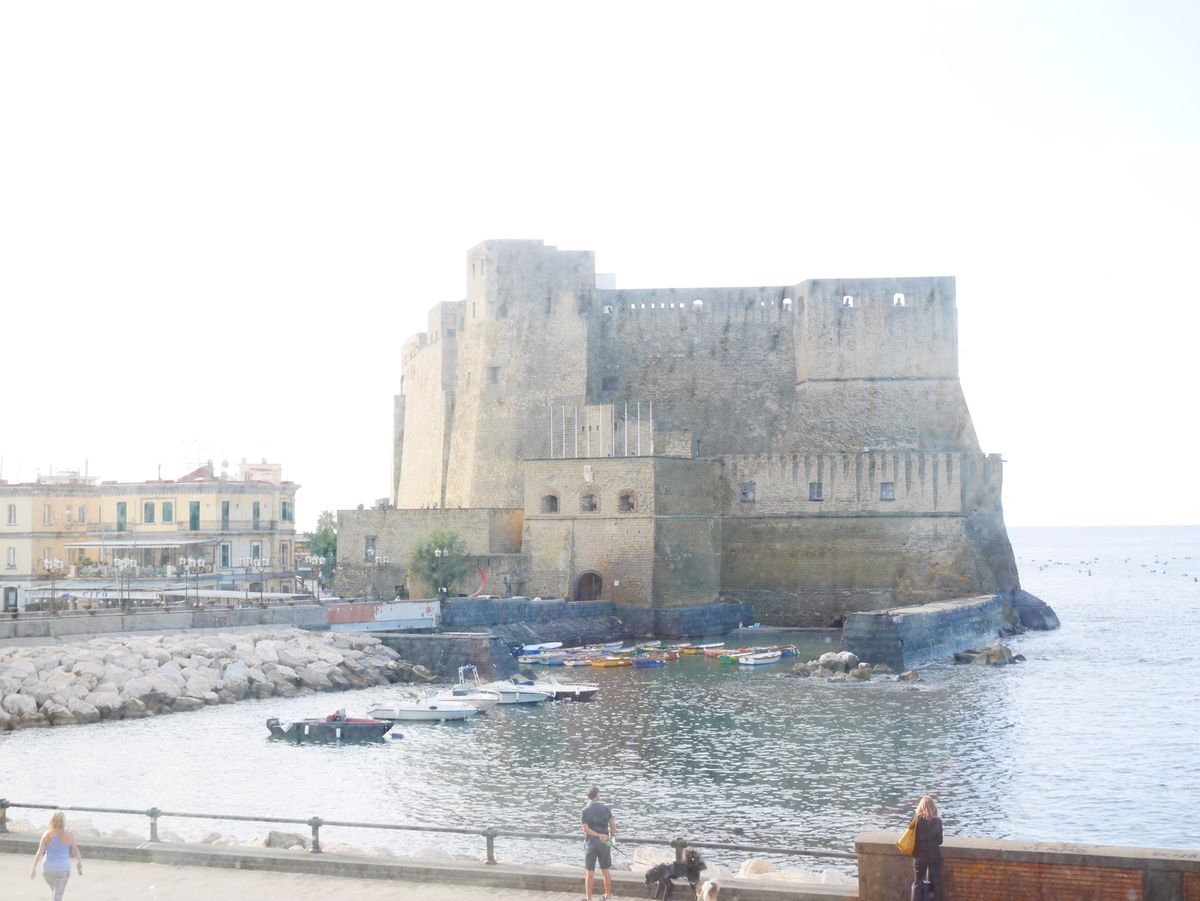 1、2枚目ナポリ大聖堂の写真。パイプオルガン弾いてる人がいて凄かったなー。...