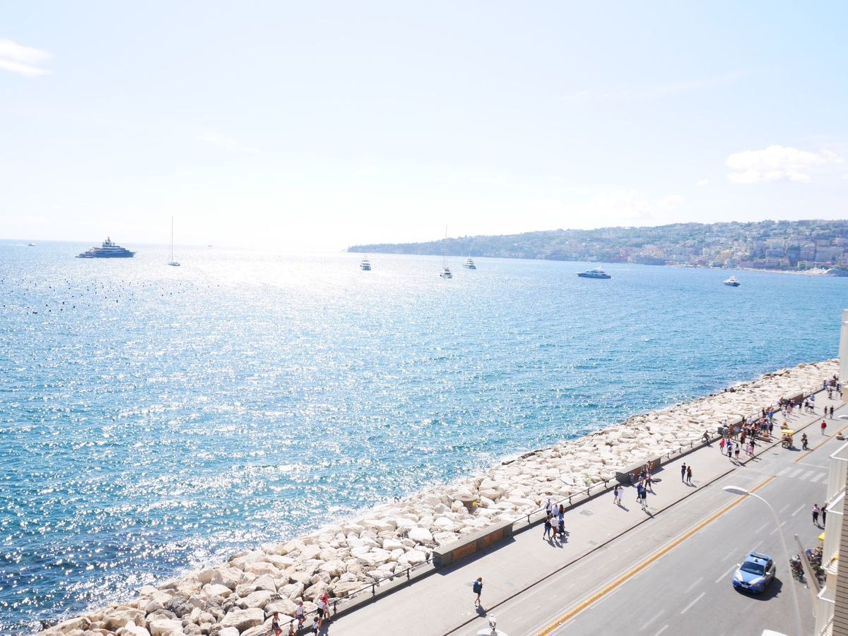 1、2枚目ナポリ大聖堂の写真。パイプオルガン弾いてる人がいて凄かったなー。...