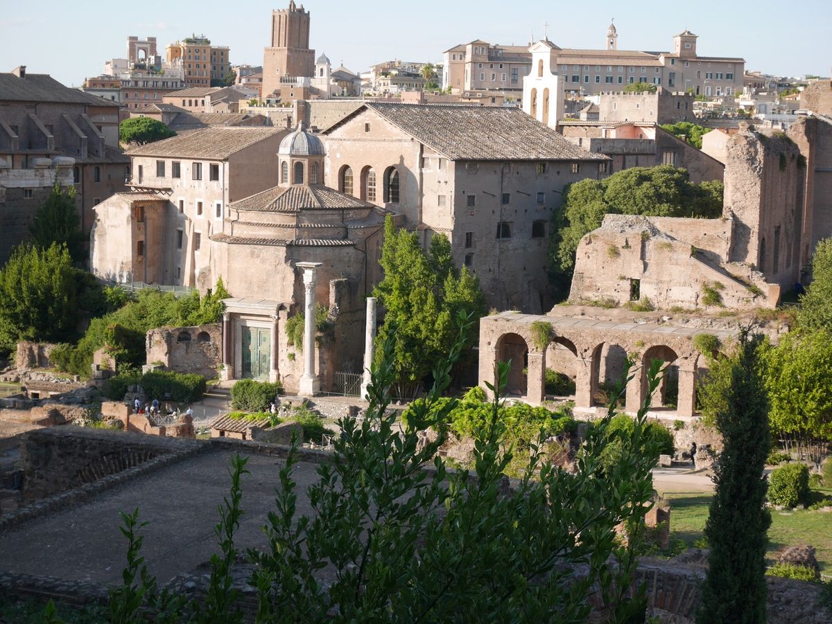 コロッセオの中ってこんな感じなんだーと思いました。個人的にはコロッセオより...