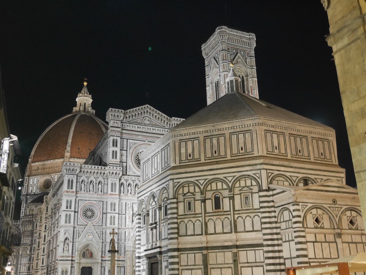 教科書にも出てくるフィレンツェで有名な大聖堂。中に入れなかったのが悔やまれ...