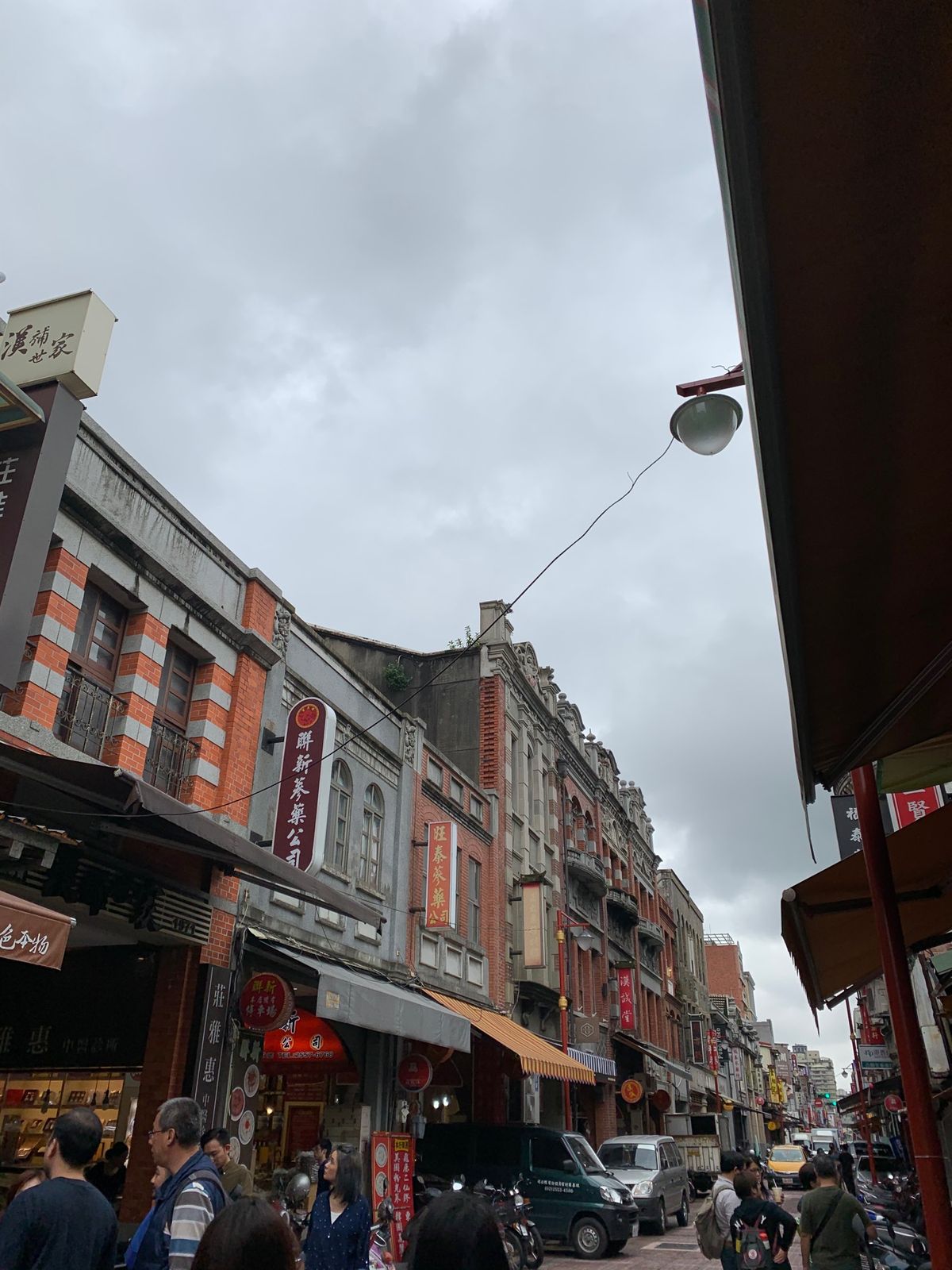 姜太太包子の肉まん餡饅。
街中写真。
台湾定食。