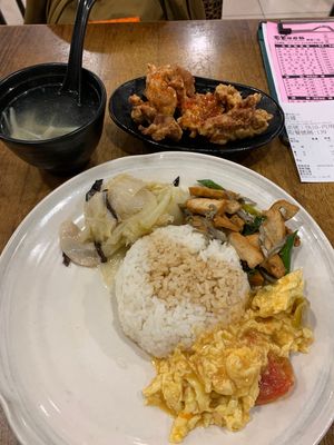 姜太太包子の肉まん餡饅。
街中写真。
台湾定食。