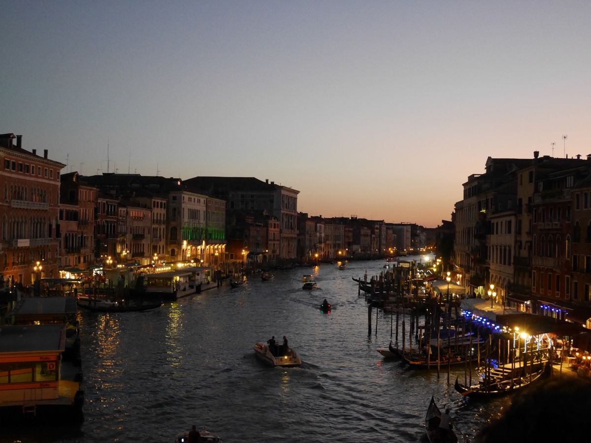 夜のヴェネツィア凄いキレイ。人多いし治安はいいけど物価は高い。