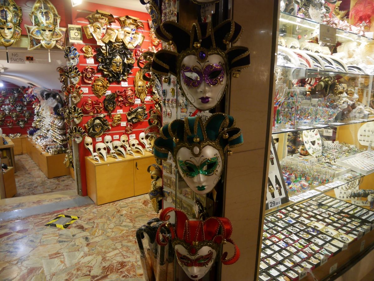 夜のヴェネツィア凄いキレイ。人多いし治安はいいけど物価は高い。