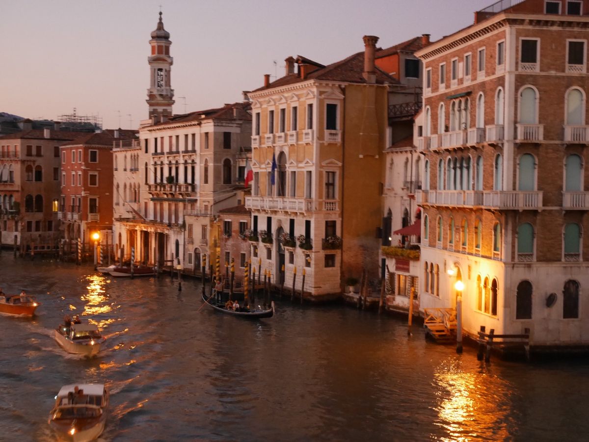 夜のヴェネツィア凄いキレイ。人多いし治安はいいけど物価は高い。