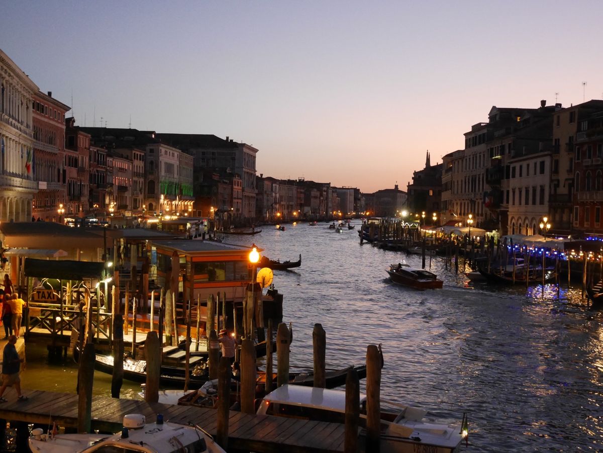 夜のヴェネツィア凄いキレイ。人多いし治安はいいけど物価は高い。
