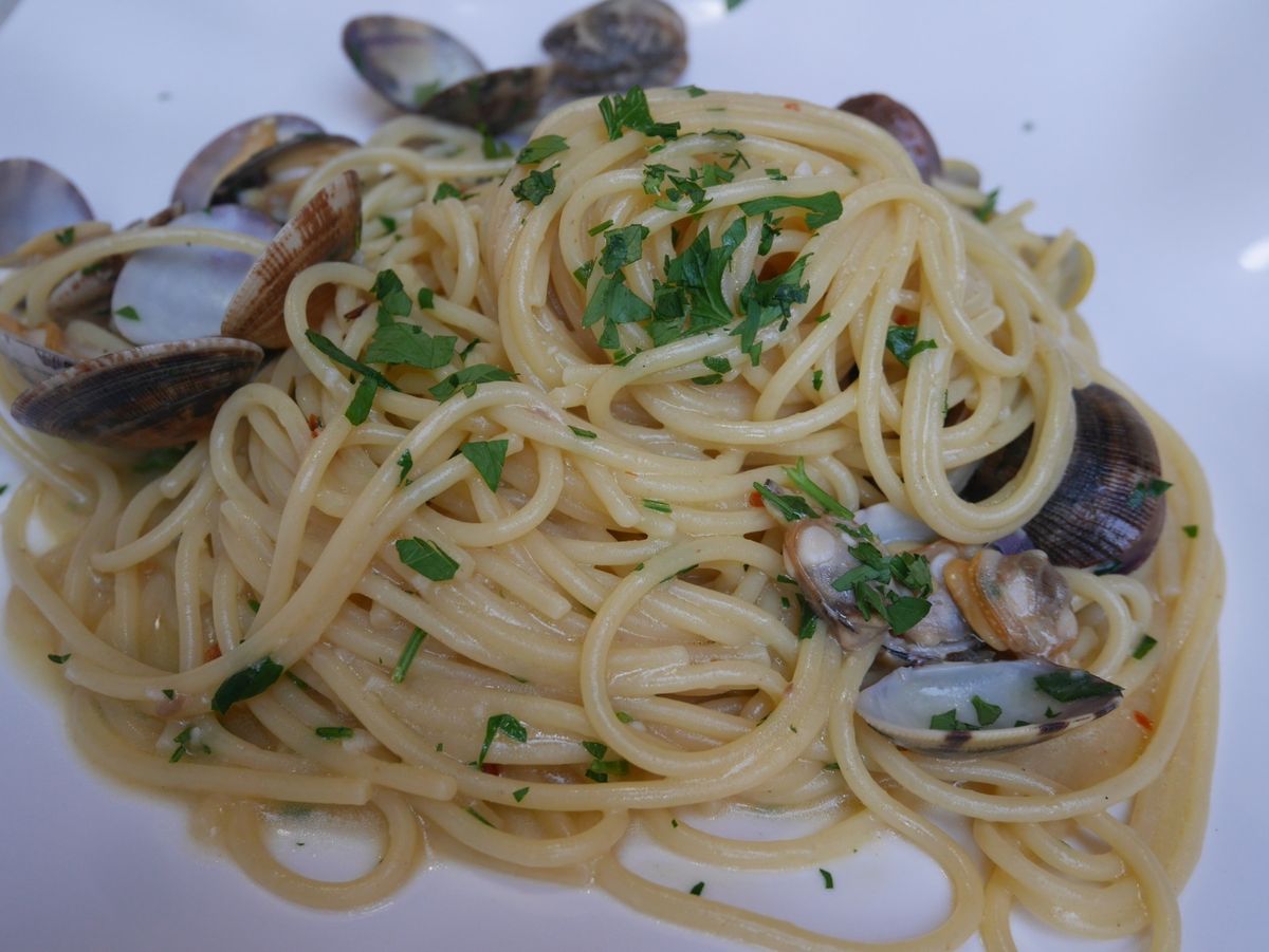 1枚目カルボナーラ、2枚目ペペロンチーノ、3枚目イカ墨のパスタ、4枚目名前...