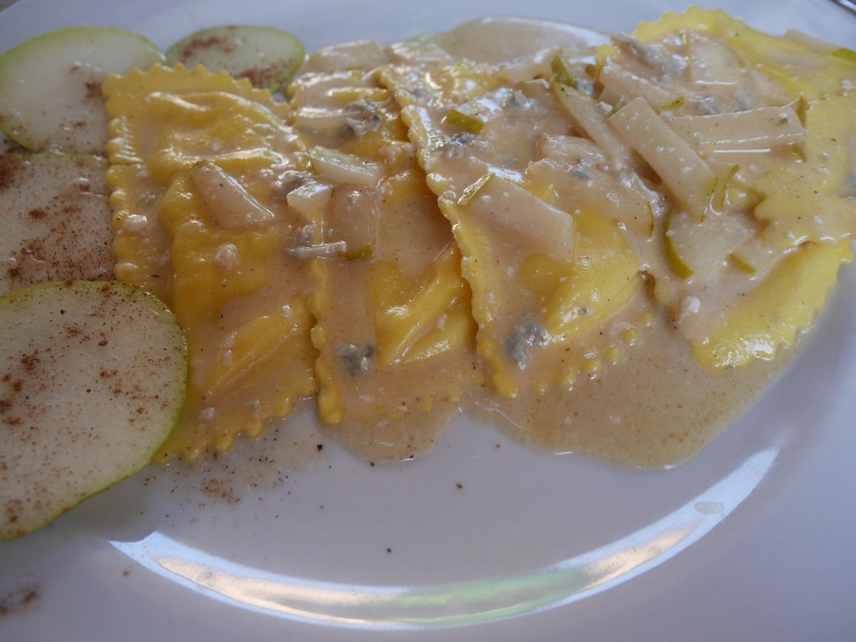 1枚目カルボナーラ、2枚目ペペロンチーノ、3枚目イカ墨のパスタ、4枚目名前...