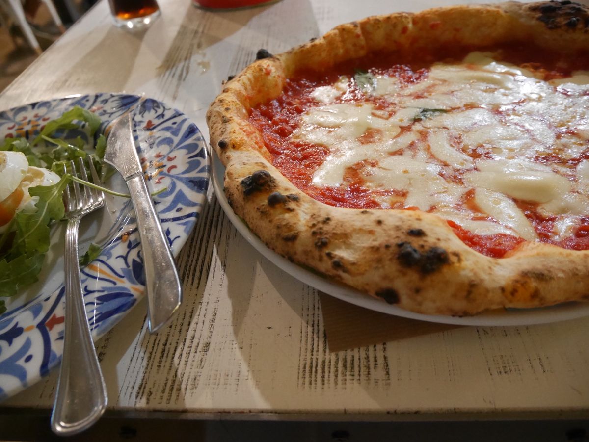 他にもピザ何枚か食べたけど写真がない。ナポリで食べたマルゲリータとマリナー...