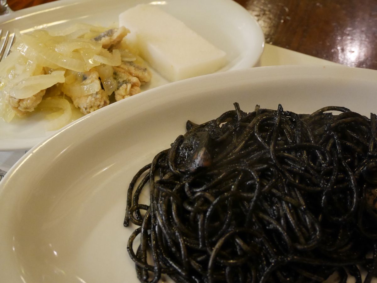 1枚目カルボナーラ、2枚目ペペロンチーノ、3枚目イカ墨のパスタ、4枚目名前...