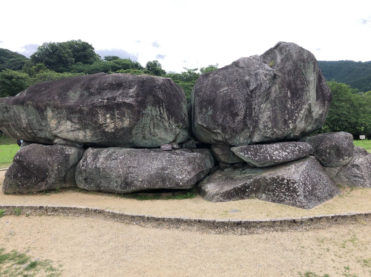 高松塚古墳と石舞台古墳。同じ古墳でも全く違う。