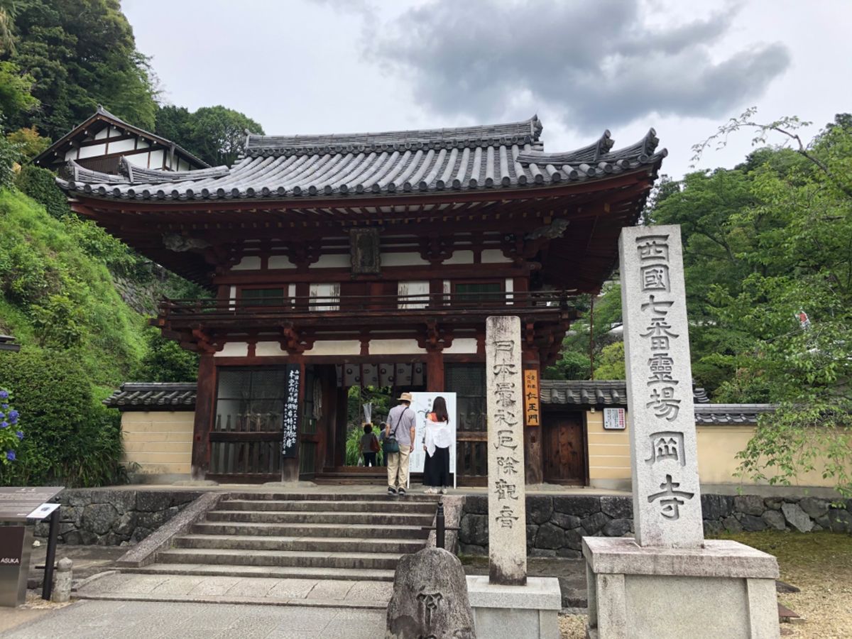 岡寺にはあちこちに花が飾られていました。