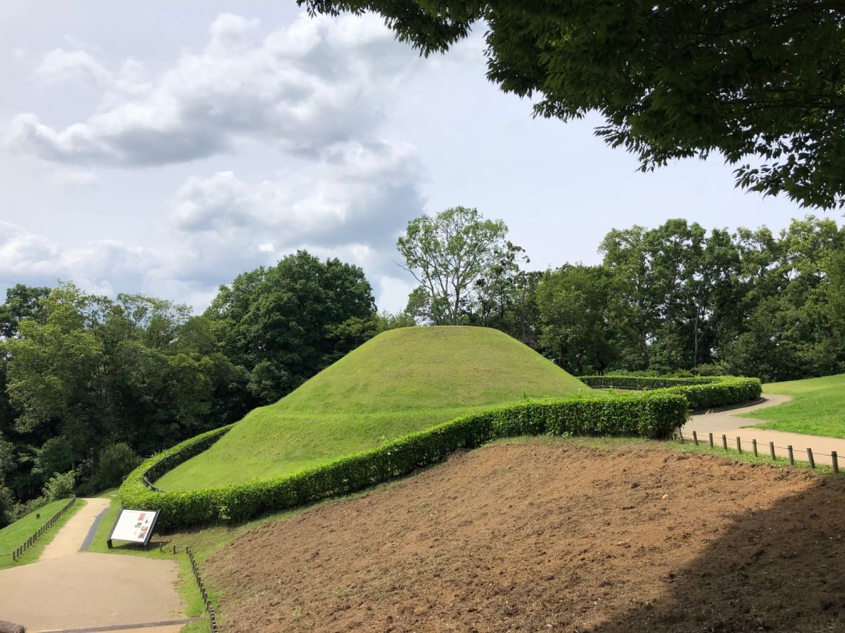 高松塚古墳と石舞台古墳。同じ古墳でも全く違う。