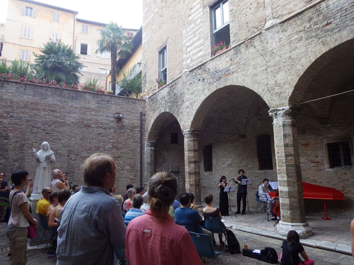 《ウルビーノ》
音楽祭に参加して、マスタークラスを受講。
ウルビーノは坂の...