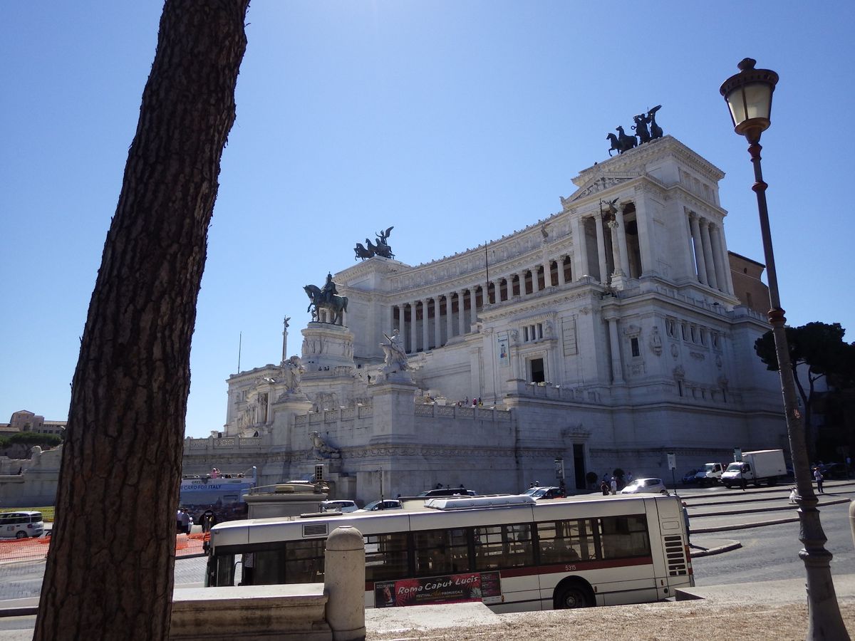 《ローマ》
フィウミチーノ空港/サン・ルイジ・ディ・フランチェージ教会/...