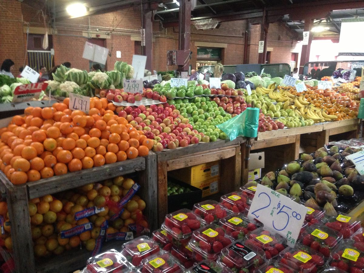 ファーマーズマーケットでフルーツをゲット