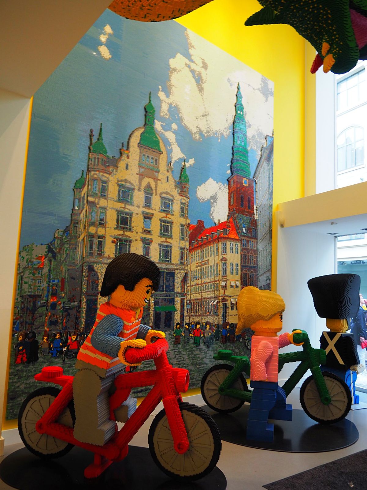 コペンハーゲンは、散歩するだけで楽しくなる街。
こじんまりした佇まいで、シ...