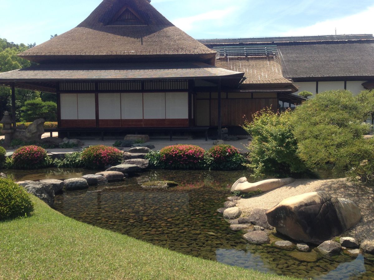 着物を着てゆっくりと歩きながらグリーンを堪能