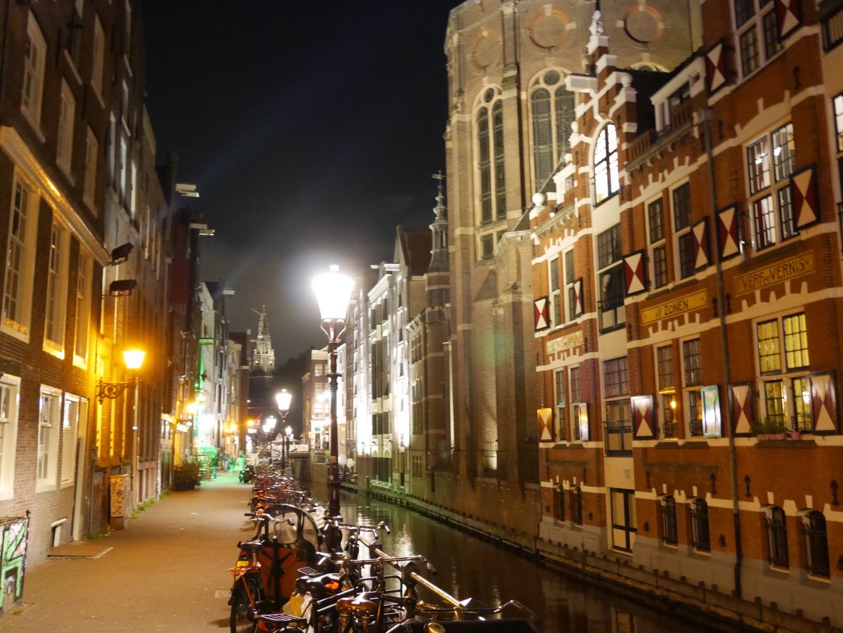 夜のアムステルダム。2枚目はアムステルダム中央駅。なんとなくやっぱり東京駅...