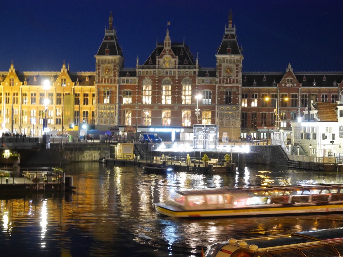 夜のアムステルダム。2枚目はアムステルダム中央駅。なんとなくやっぱり東京駅...