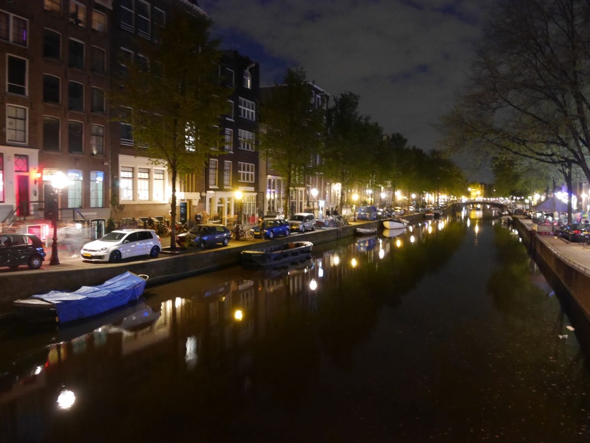 夜のアムステルダム。2枚目はアムステルダム中央駅。なんとなくやっぱり東京駅...