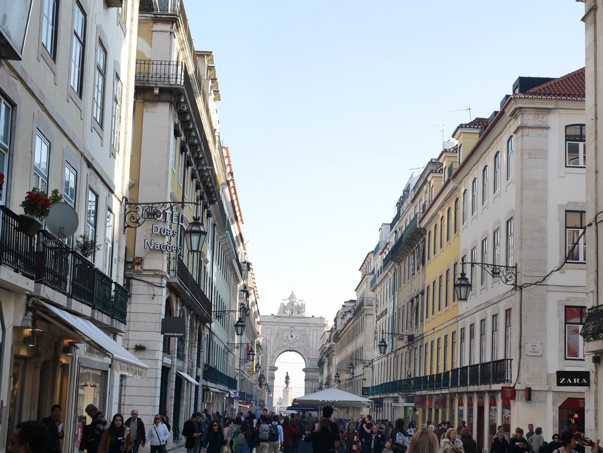 コメルシオ広場。黄色の建物がオシャレ、なんかリスボンは初めて行ったけど懐か...