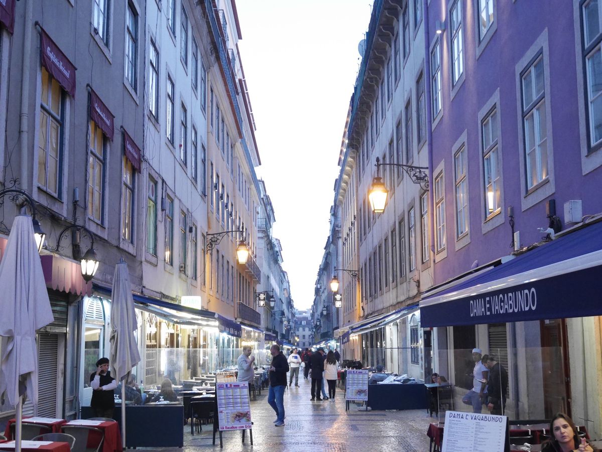 コメルシオ広場。黄色の建物がオシャレ、なんかリスボンは初めて行ったけど懐か...