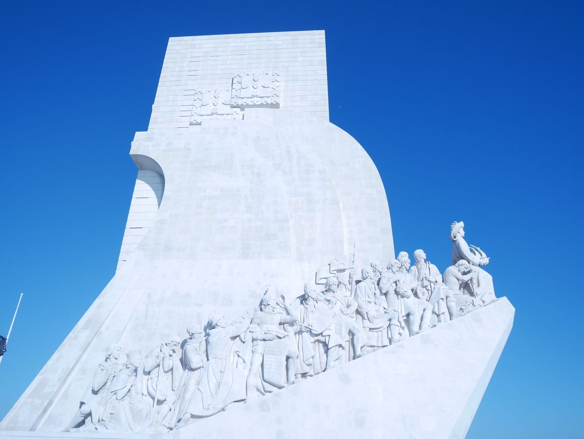 発見のモニュメントと日本。1番前にいるのがエリック王子だっけ？忘れたけど